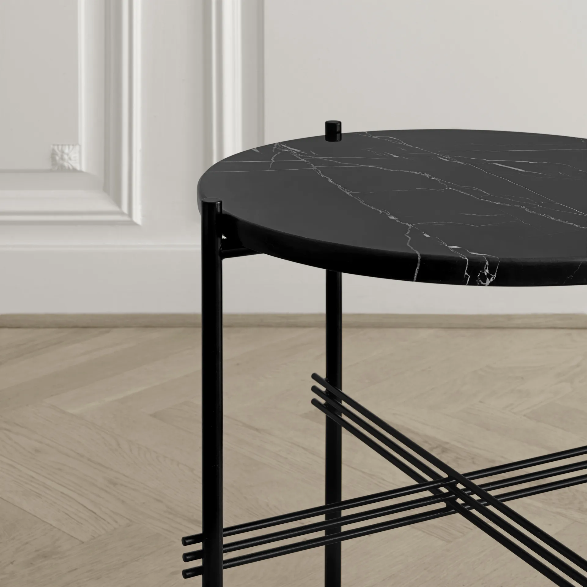 TS bord svarta ben Ø 40 cm, svart marmor GUBI