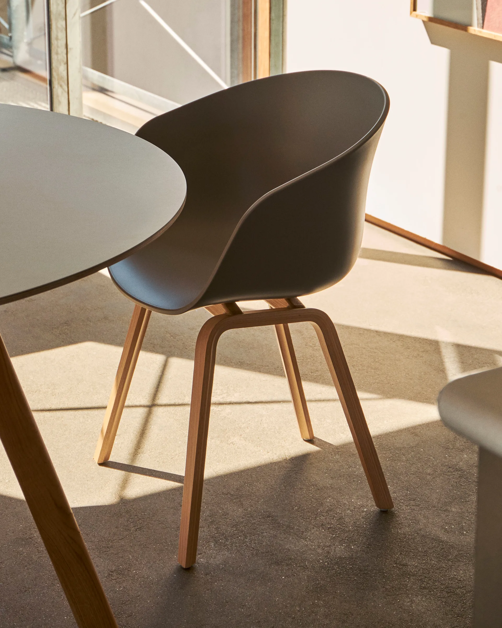 About a Chair 22 2.0 stol, Khaki-lackerat ekstativ HAY