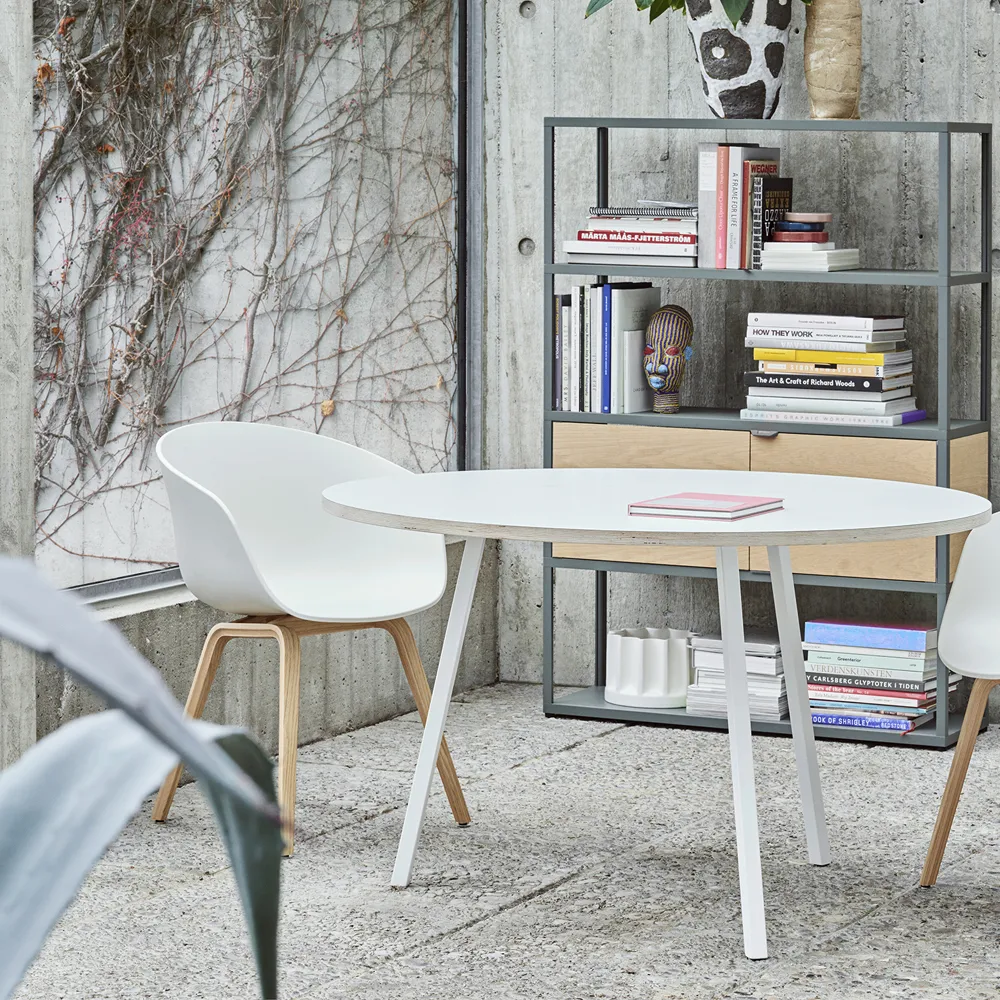 About a Chair 22 stol, White, såpade ekben HAY