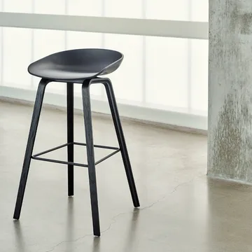About a Stool 32 High barstol - Black-stålstöd-ekstativ - HAY