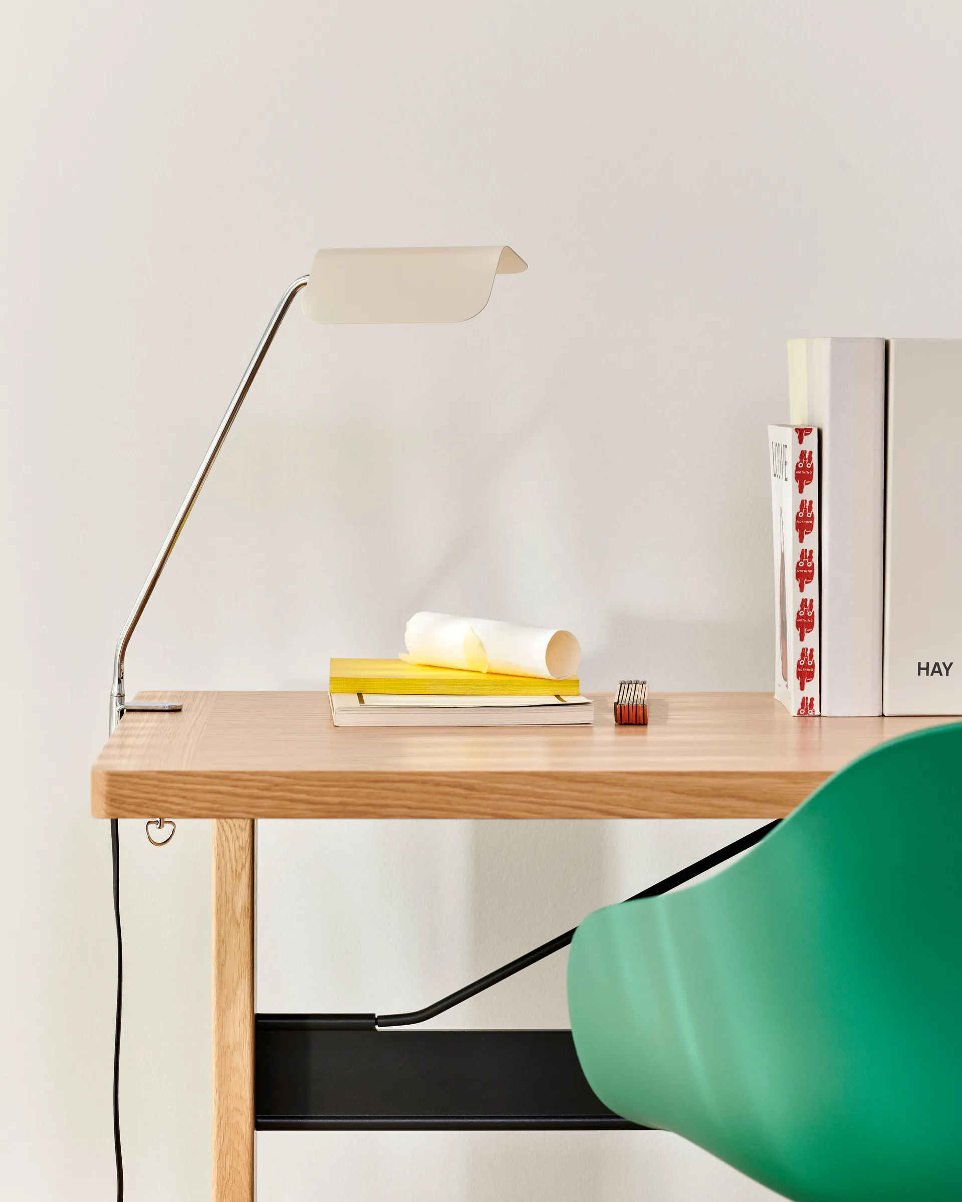 Apex Clip skrivbordslampa, Oyster white HAY