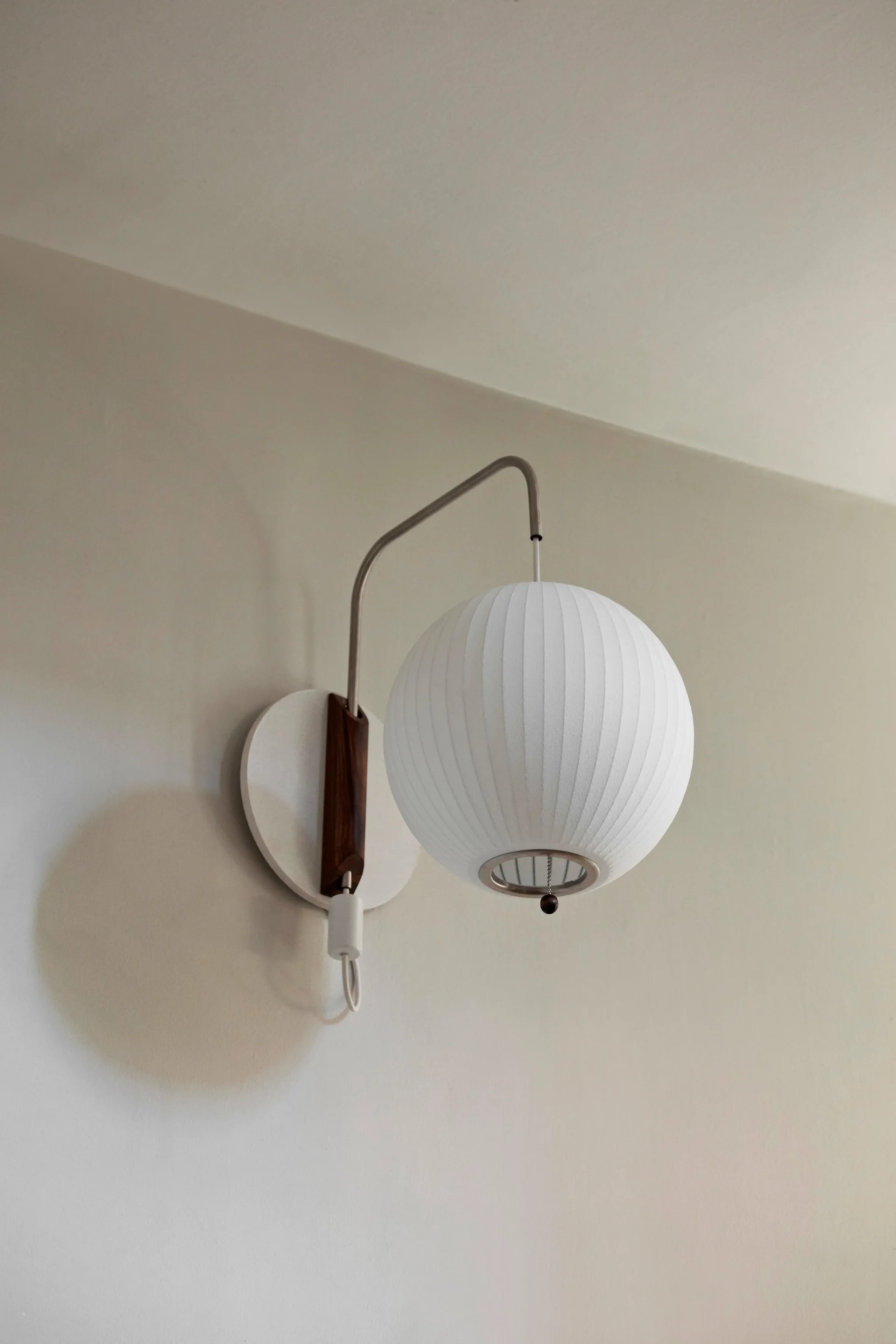 Nelson Bubble Ball vägglampa, Off white HAY