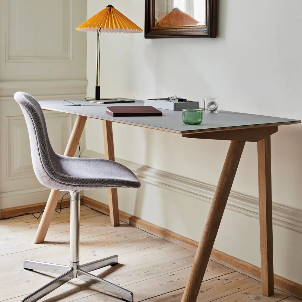 Neu 10 Upholstery kontorsstol, Läder sense black-snurrstativ i soft black HAY