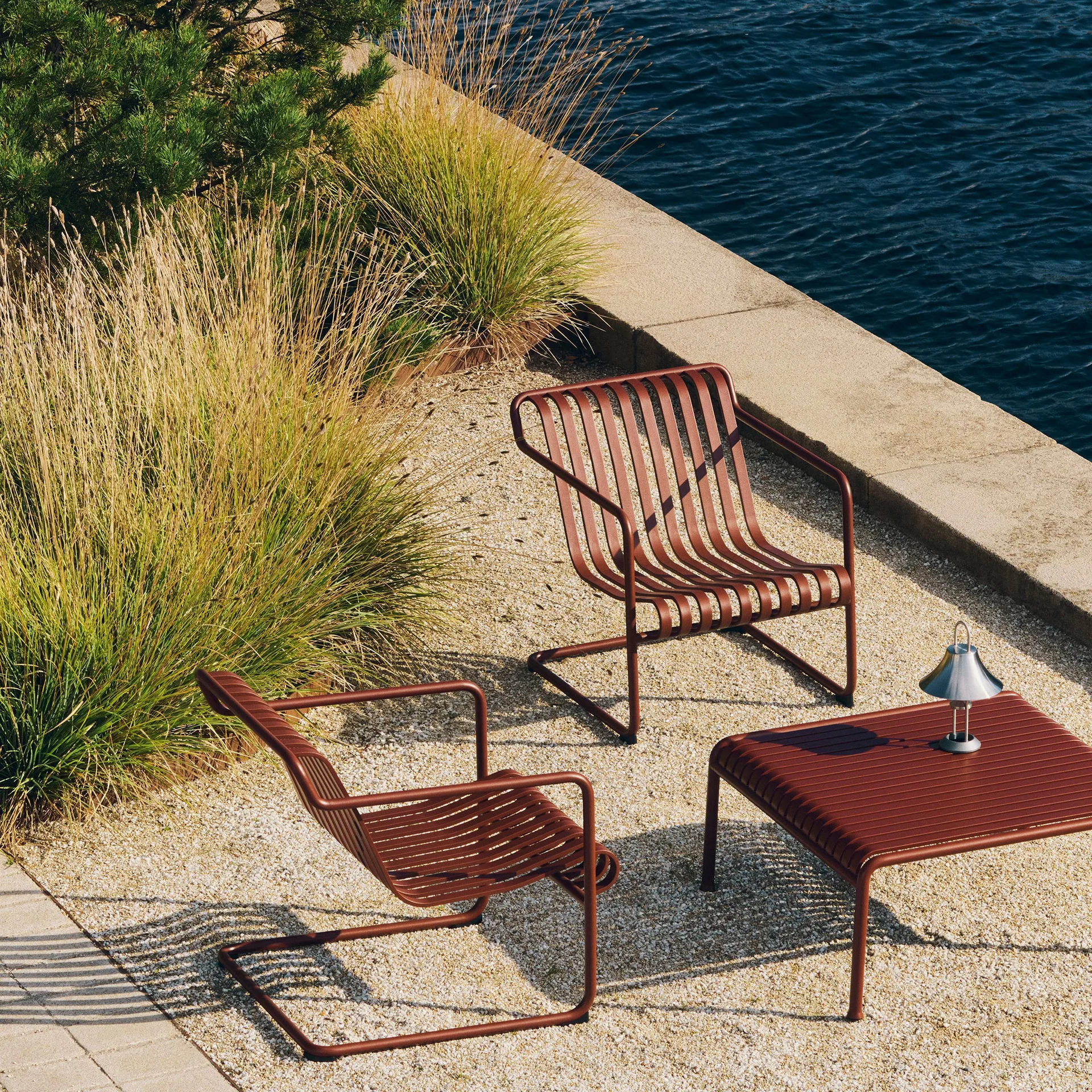 Palissade Cantilever Low loungefåtölj, Iron red HAY