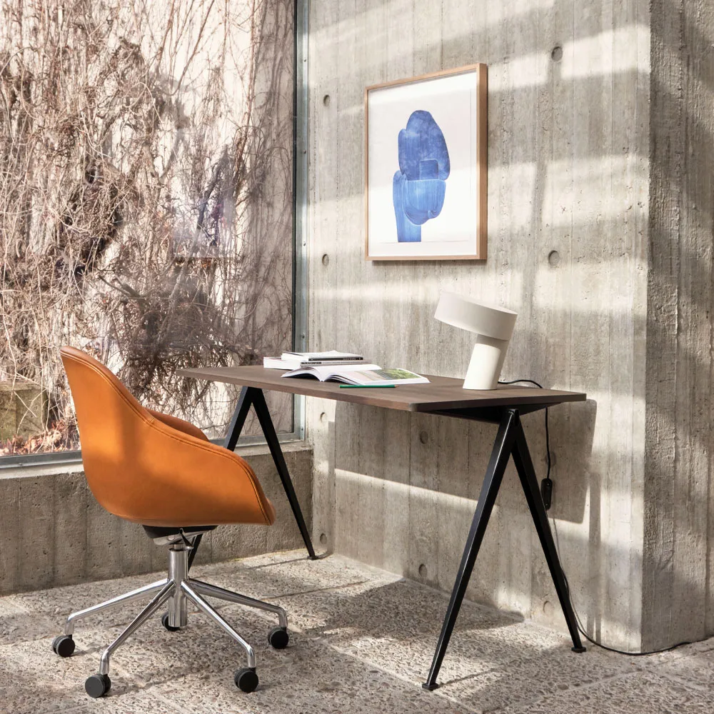 Pyramid 01 skrivbord, Oak clear lacquer-140x65cm-svart stålstativ HAY