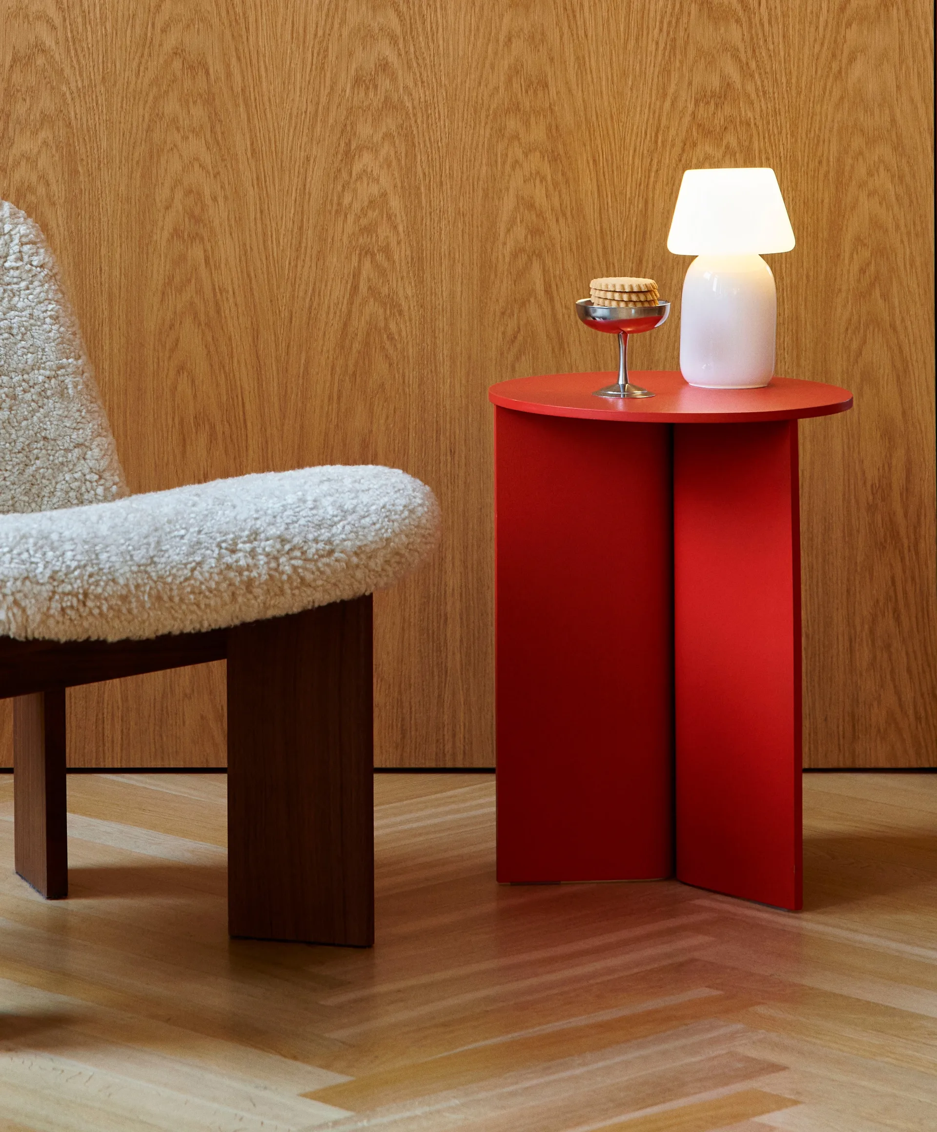 Slit high sidobord Ø35 cm, Candy red lacquered oak HAY