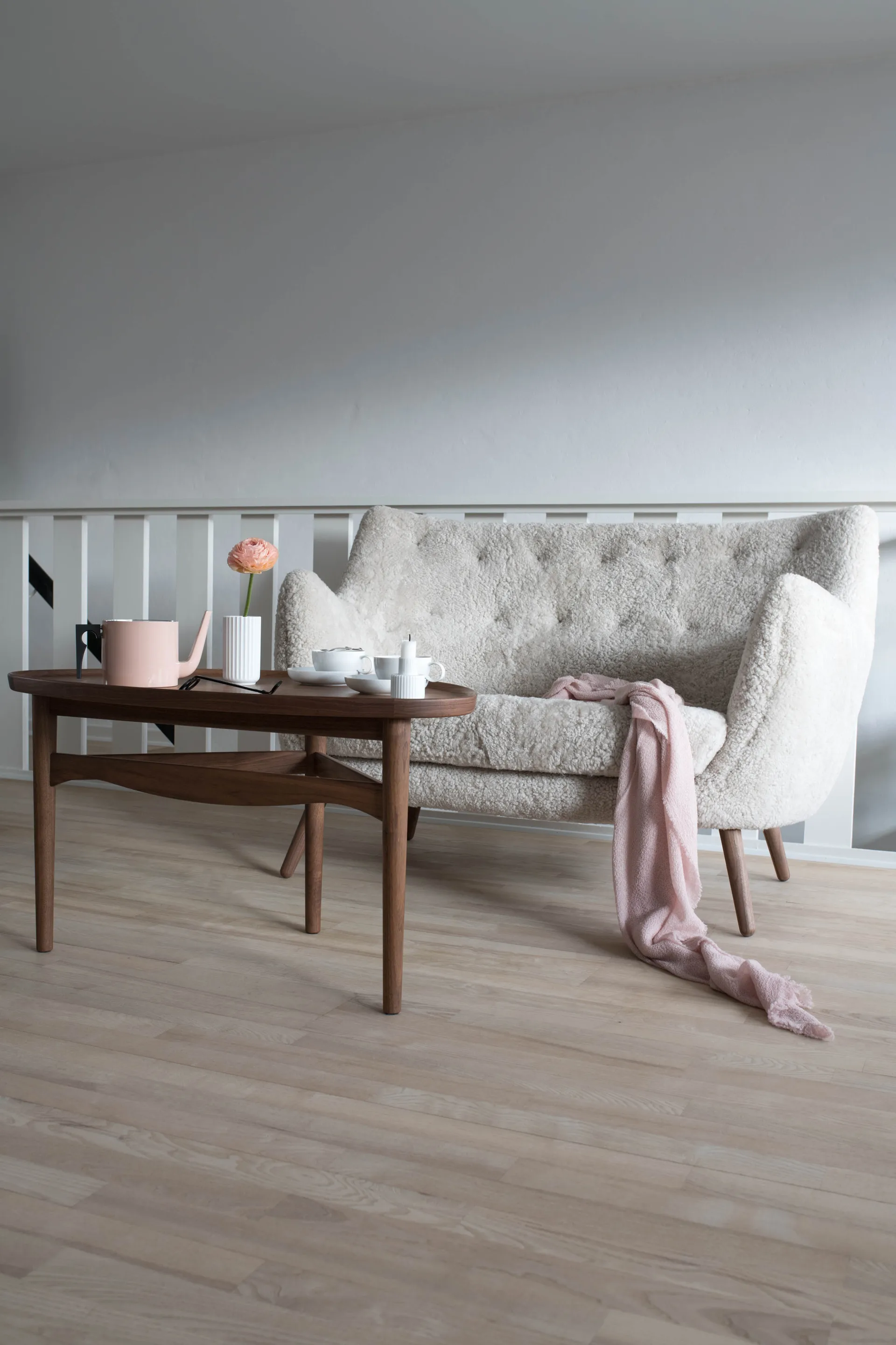 Poet soffa 2-sits, Sheepskin Moonlight-valnöt House of Finn Juhl