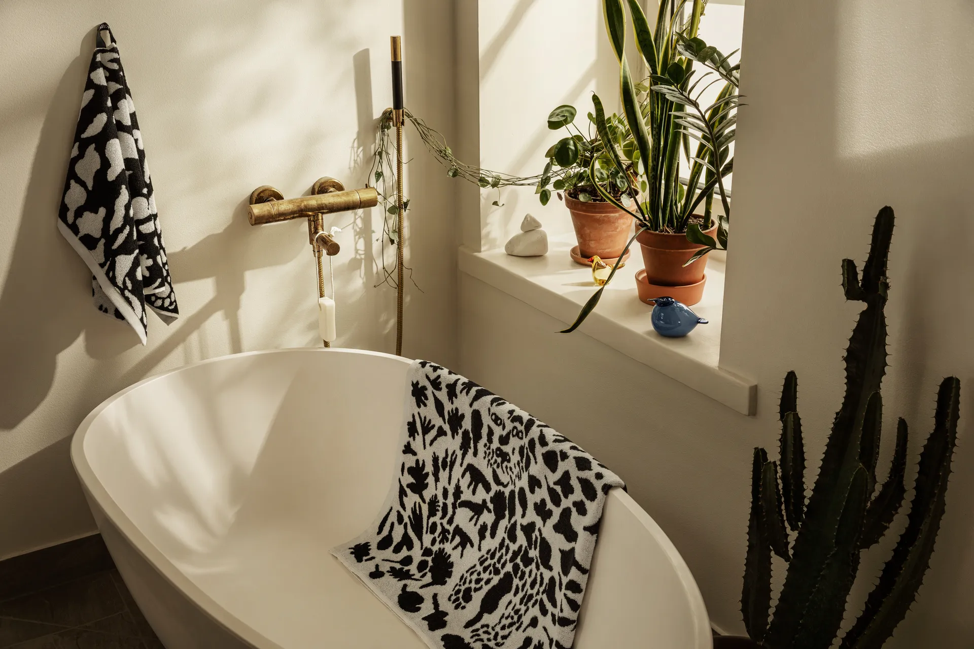 Oiva Toikka Cheetah badhandduk 70x140 cm, Svart-vit Iittala