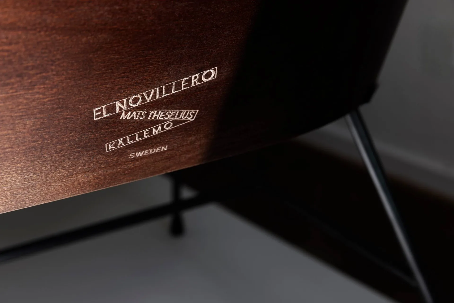 El Novillero fåtölj, Läder Nubuck 512-svart stativ Källemo