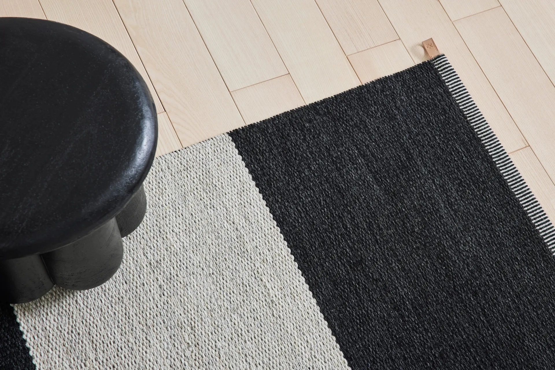 Wide Stripe Icon matta 85x240 cm, Midnight black 554 Kasthall