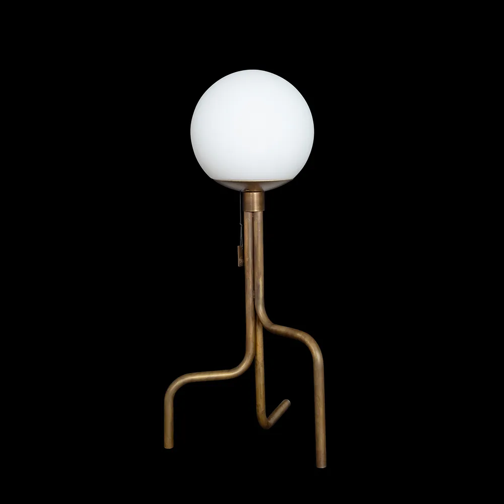 Strapatz bordslampa, rå mässing/matt vit Konsthantverk