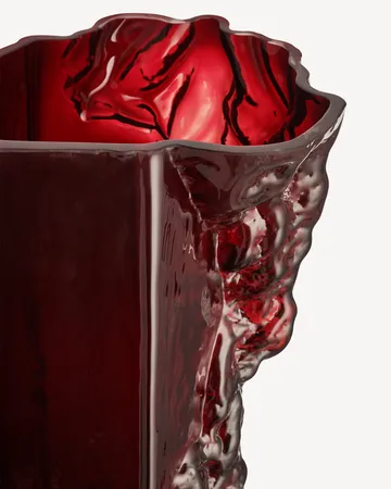 Rocky Baroque vas 35 cm - Oxblood - Kosta Boda