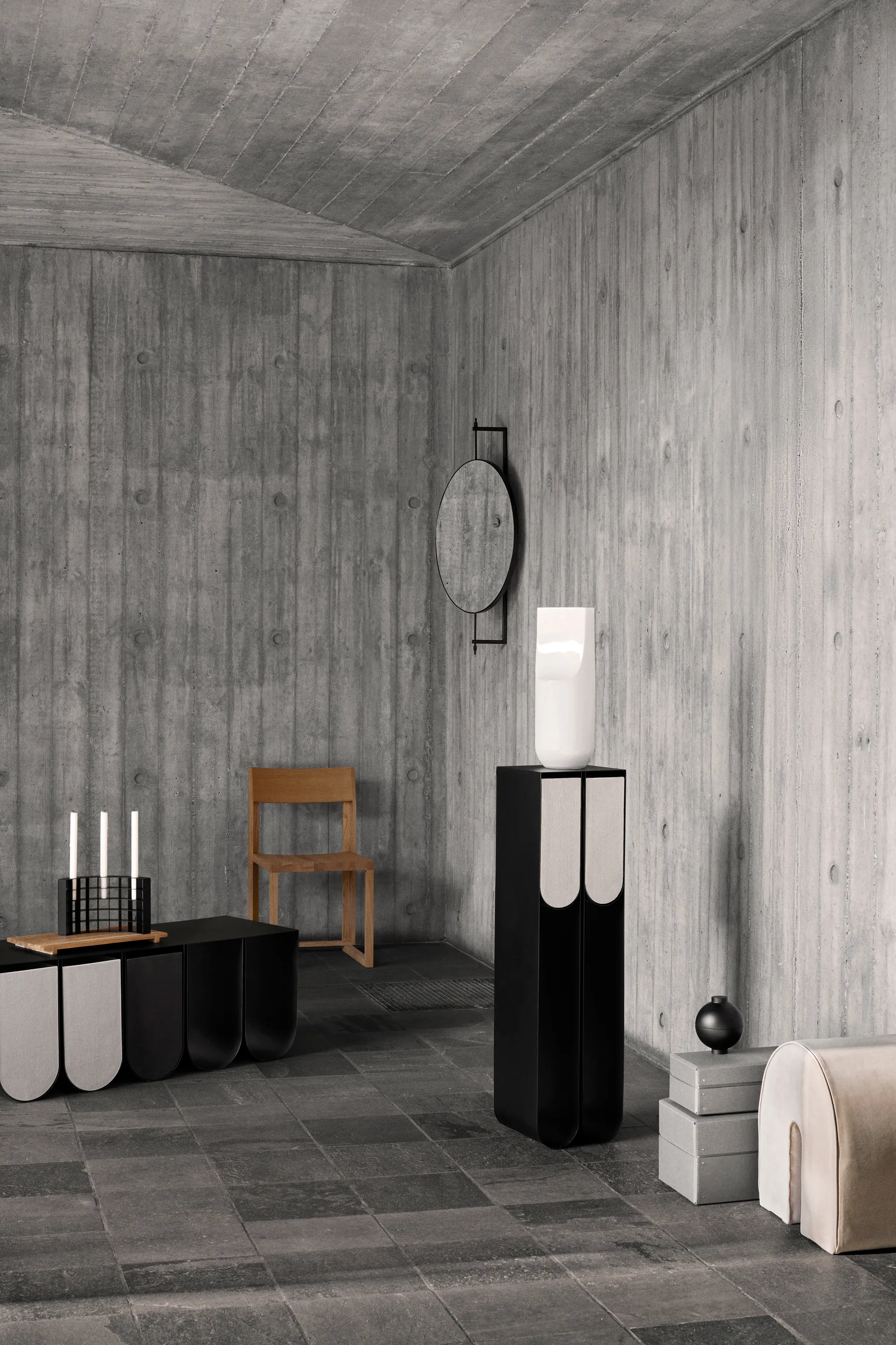 Curved pedestal, Black Kristina Dam Studio