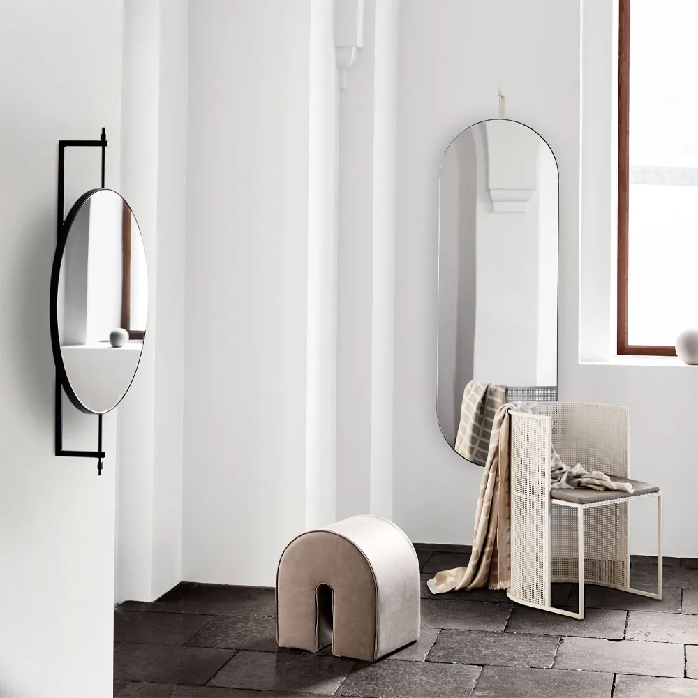 Curved sittpuff, Läder black Kristina Dam Studio