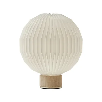 375 bordslampa - vit, medium-plastskärm, lampfot i ek - Le Klint
