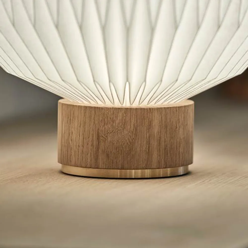 375 bordslampa, vit, small-pappskärm, lampfot i ek Le Klint