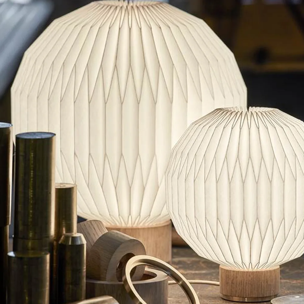 375 bordslampa, vit, small-plastskärm, lampfot i ek Le Klint