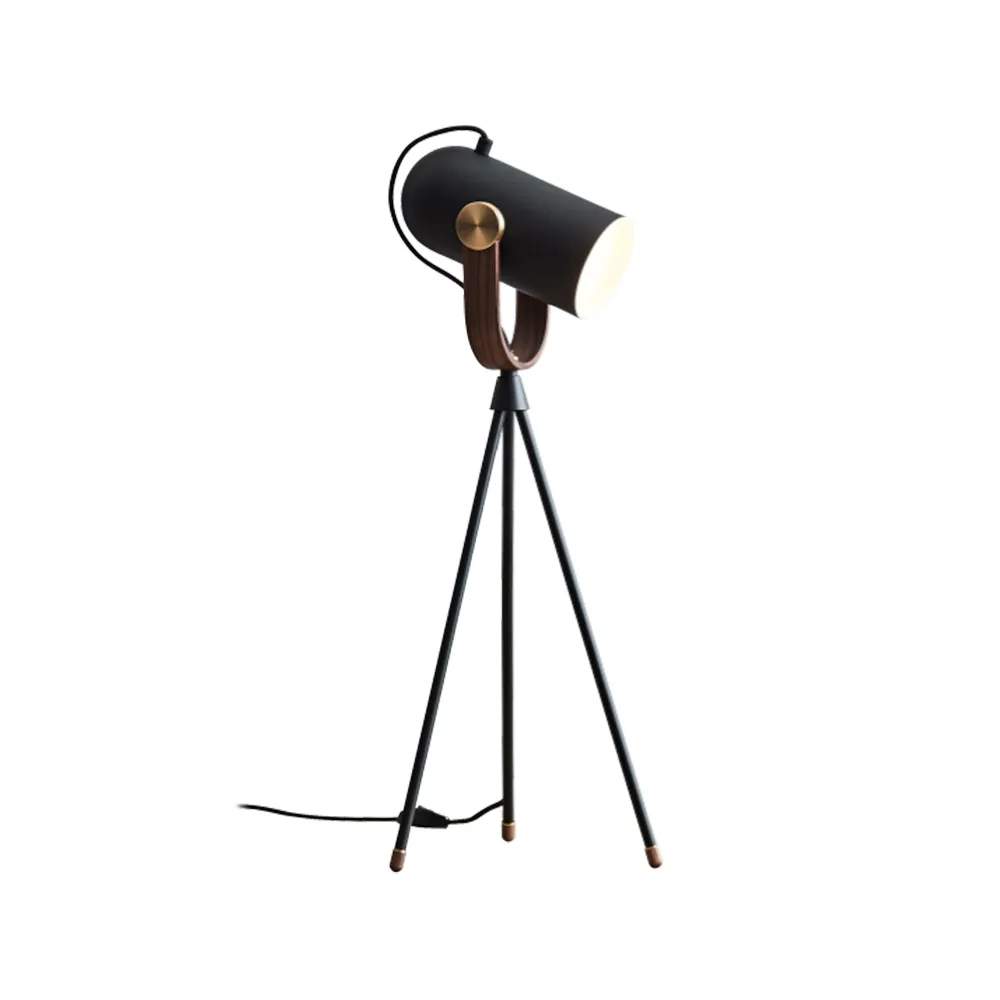 Carronade High bordslampa, svart/valnöt, mässingsdetalj Le Klint
