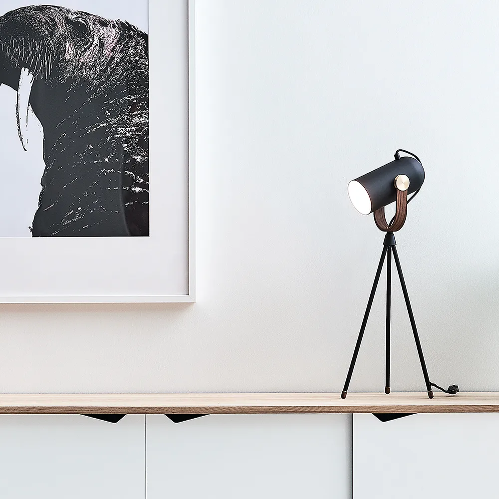 Carronade High bordslampa, svart/valnöt, mässingsdetalj Le Klint