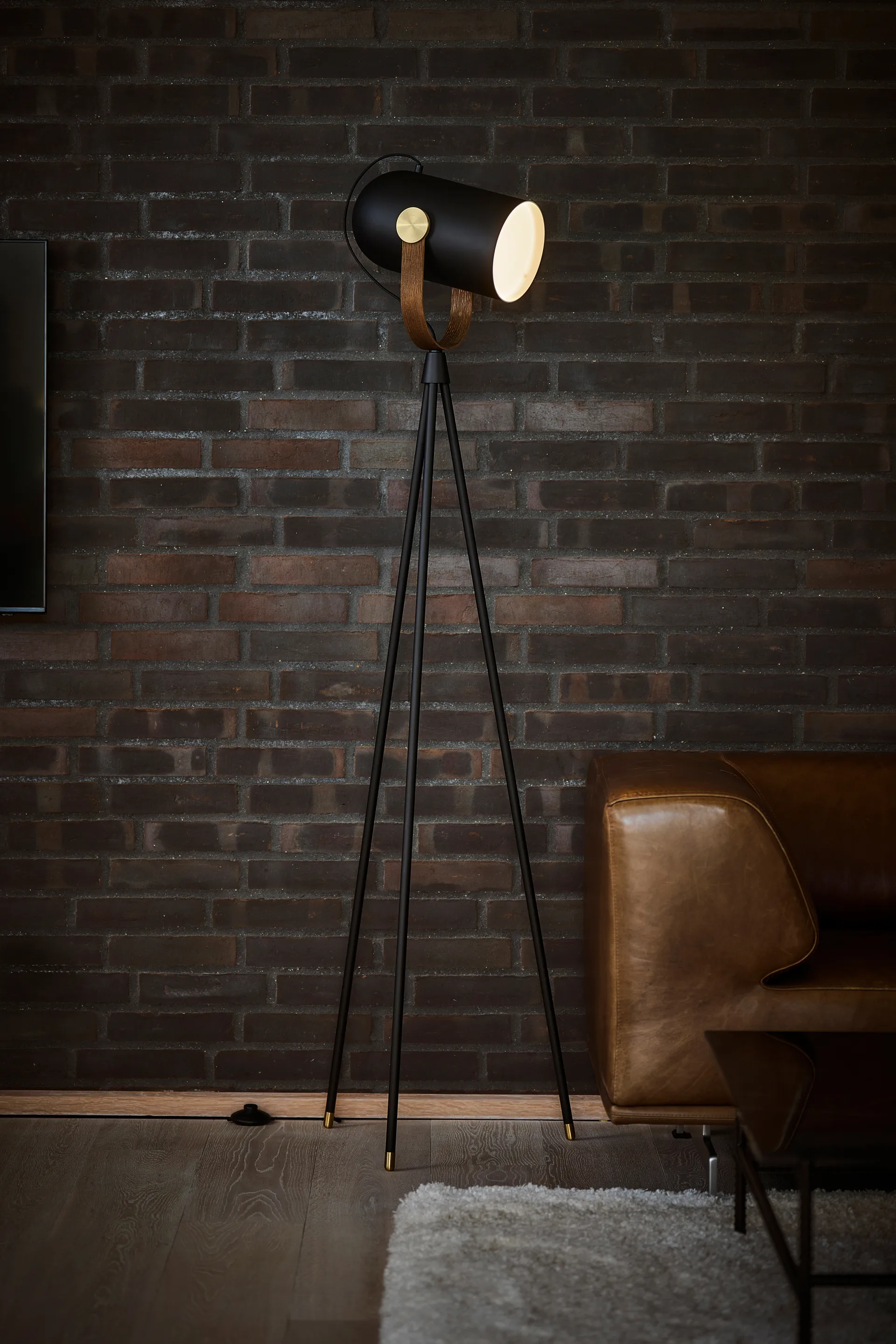 Carronade II golvlampa, Svart-rökt ek Le Klint