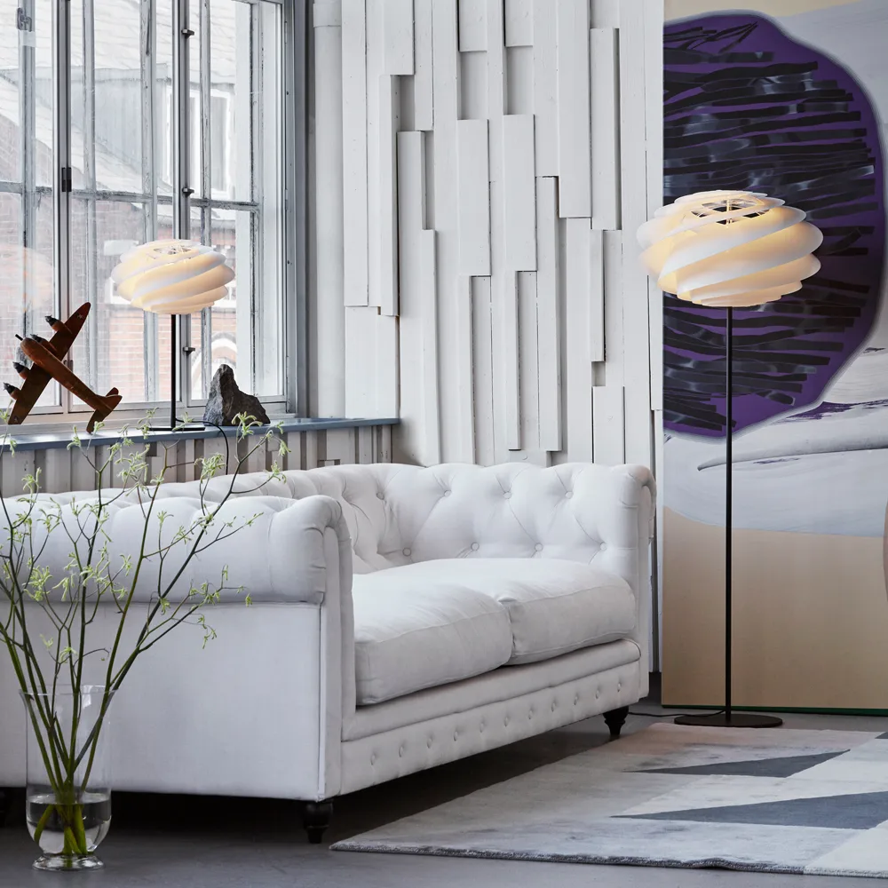 Swirl bordslampa, vit, svart stativ Le Klint