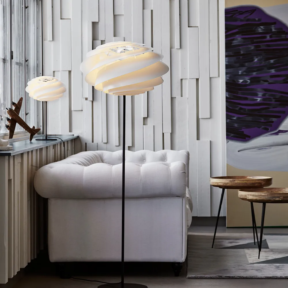 Swirl golvlampa, vit, svart stativ Le Klint