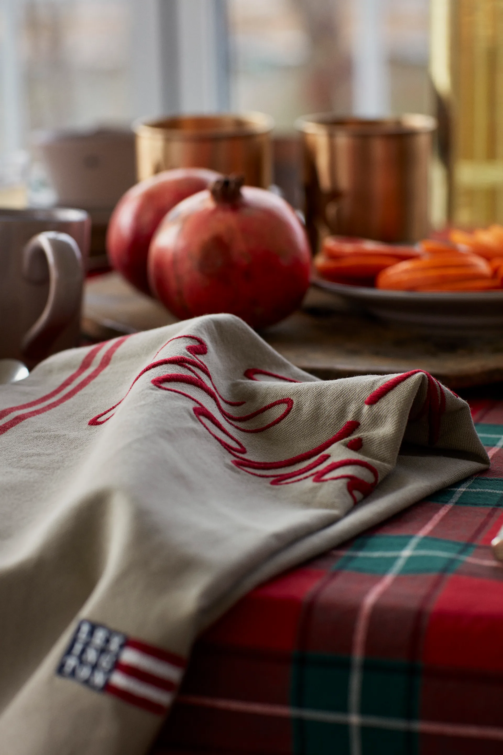 Happy Holidays Embroidered kökshandduk 50x70 cm, Beige-red Lexington