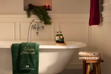 Happy Holidays Juniper ekologisk handduk 50x70 cm - Green-Light Beige - Lexington