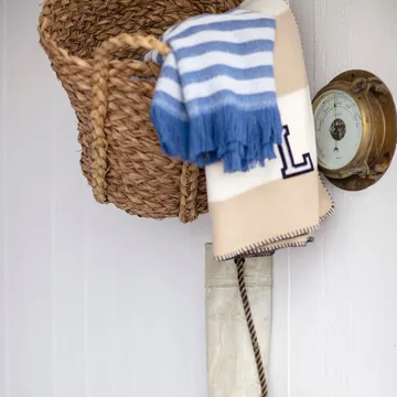 Striped Recycled Cotton pläd 130x170 cm - Blue-white - Lexington