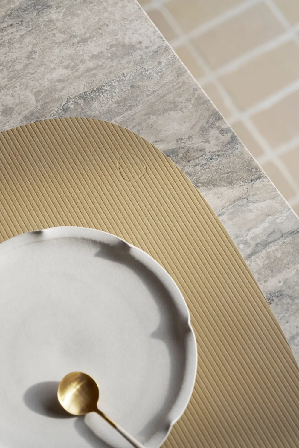 Corduroy bordstablett curve L, Lemon Sorbet, 44x37 cm LIND DNA
