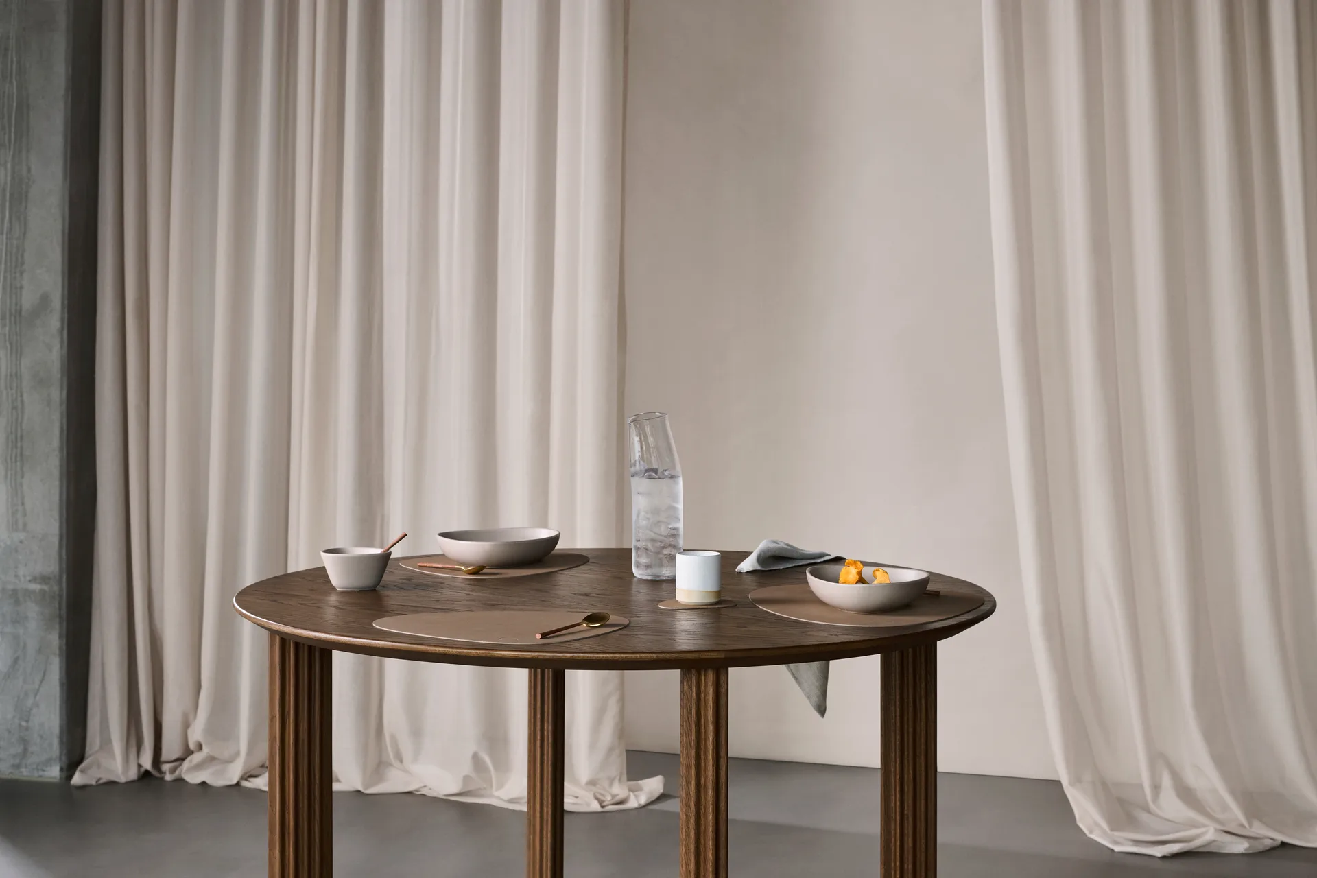 Nupo bordstablett curve L, Nougat, 44x37 cm LIND DNA