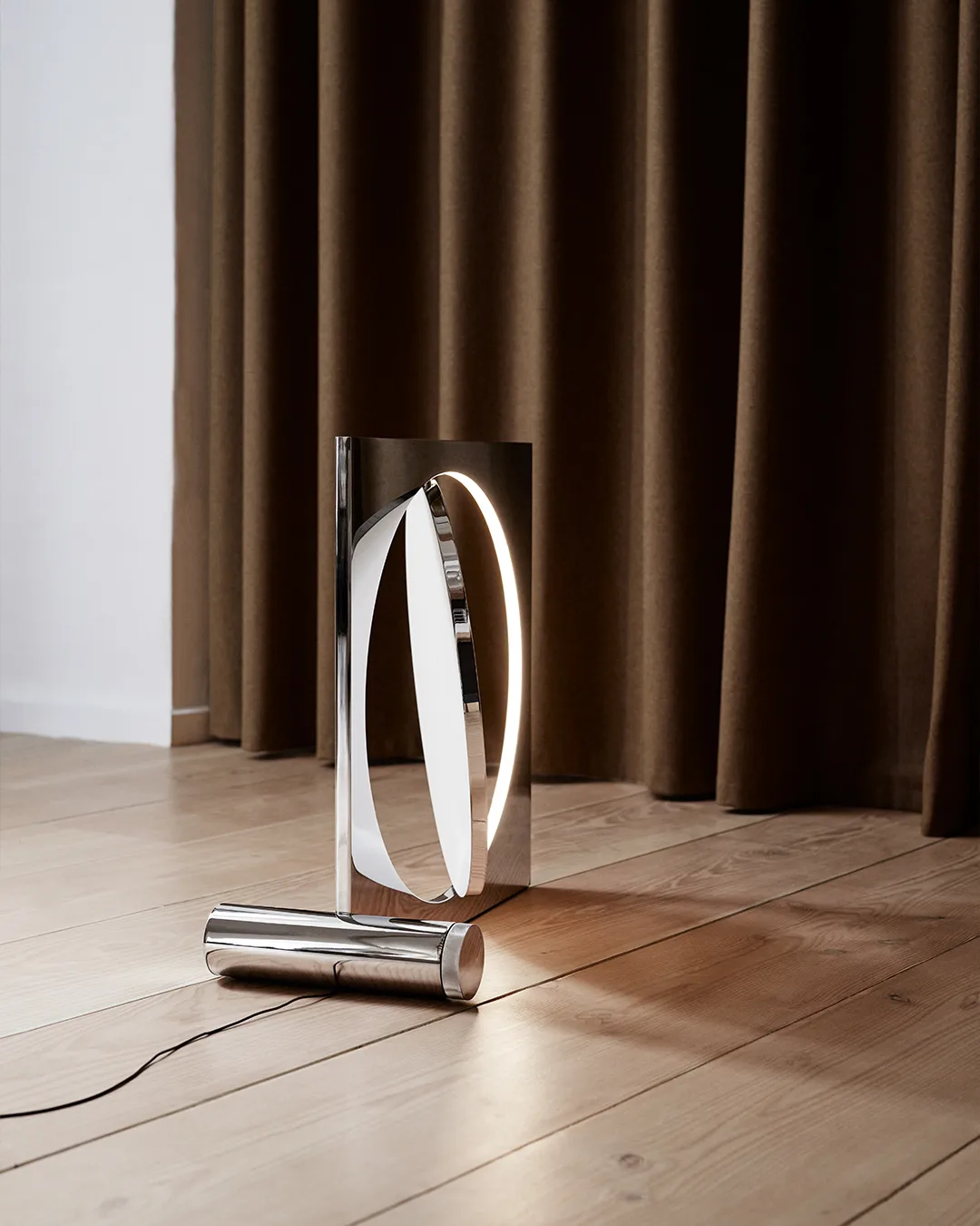 Moonsetter golvlampa, Högglansförkromad-vit Louis Poulsen