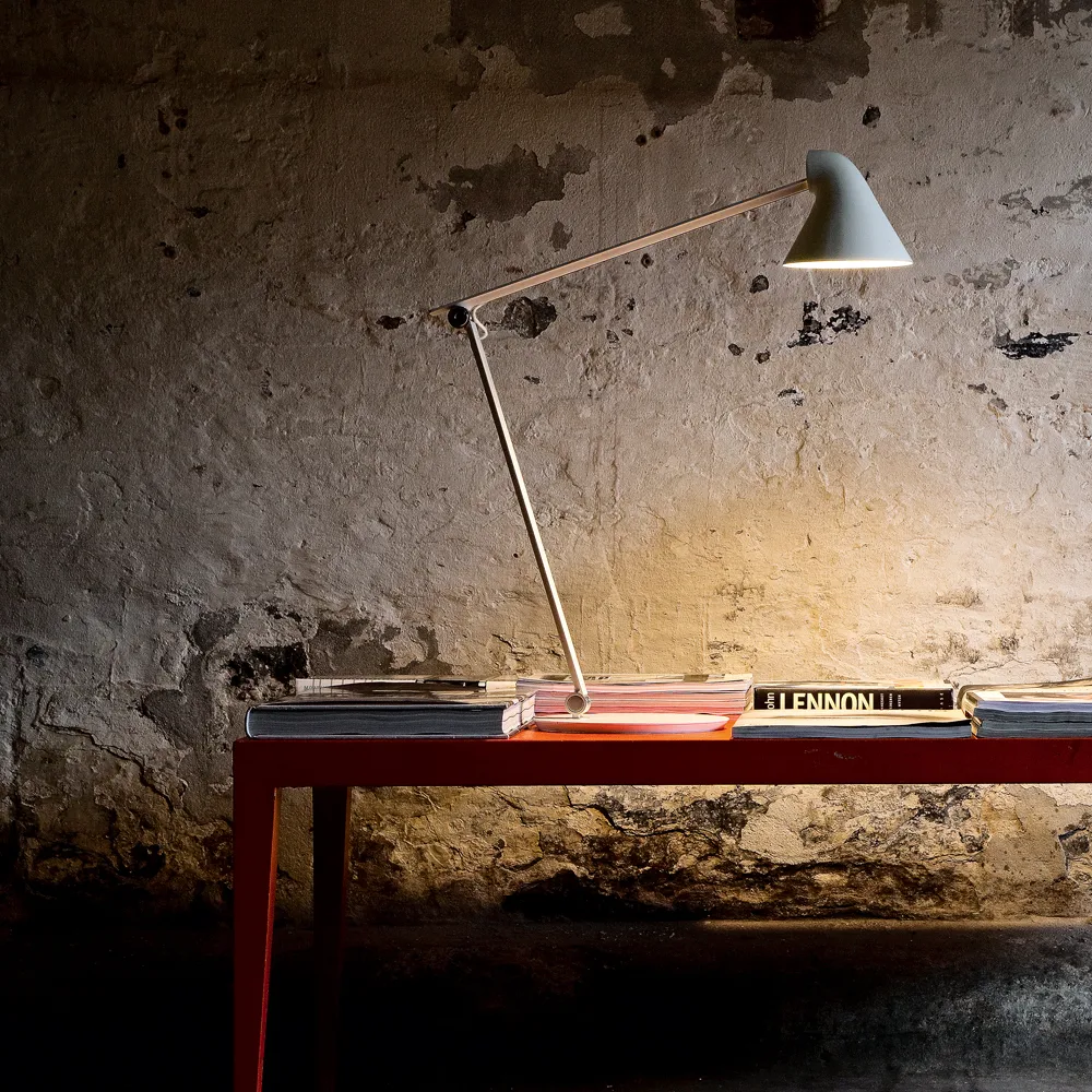 NJP bordslampa stift Ø10 mm, Ljusgrå Louis Poulsen