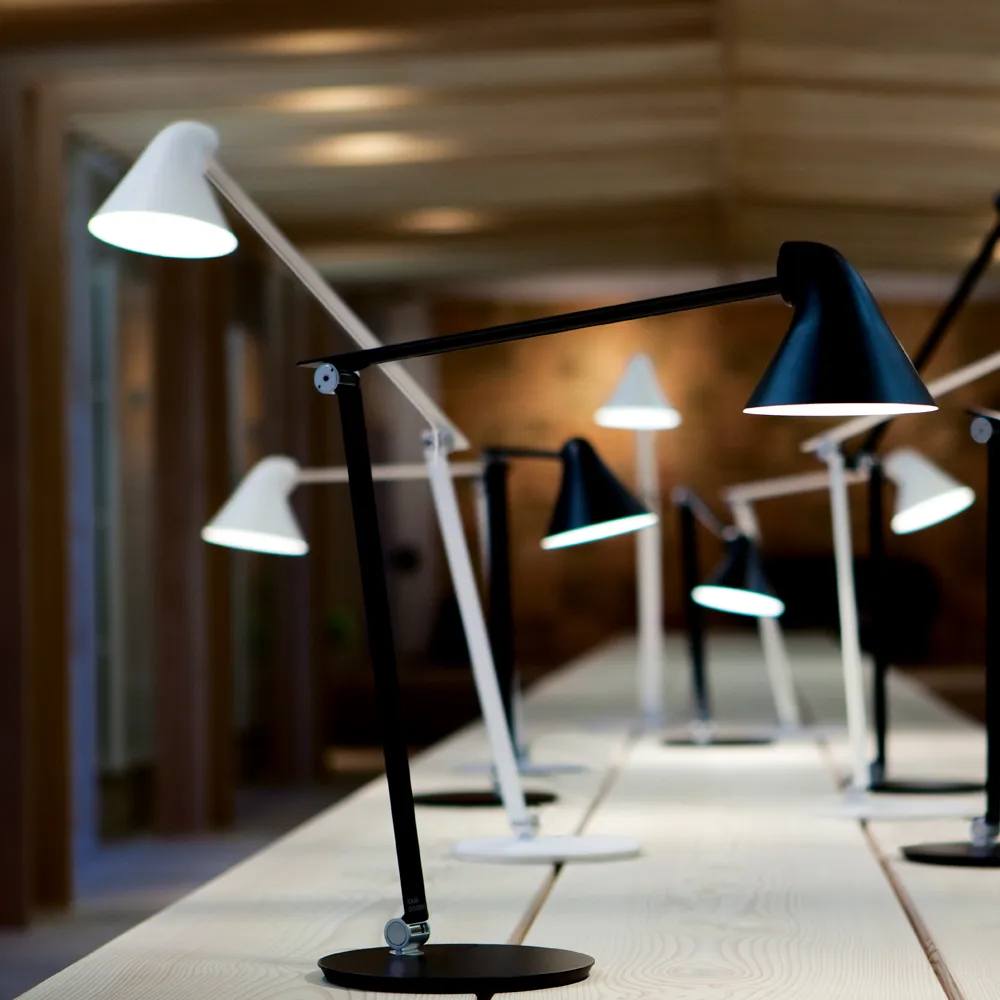 NJP skrivbordslampa, Vit, klämma, 3000k Louis Poulsen