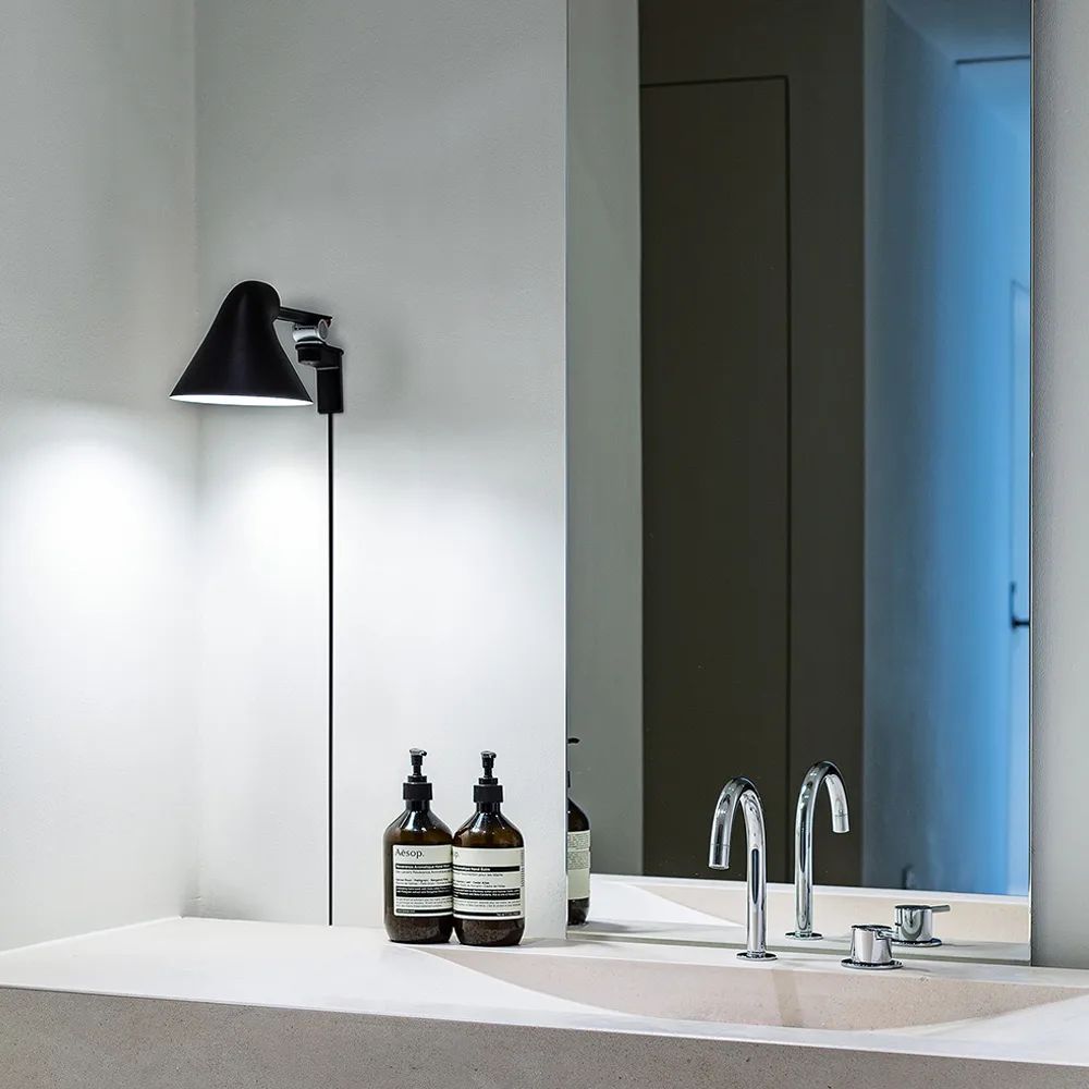 NJP vägglampa, Vit, kort arm, LED, 3000k Louis Poulsen