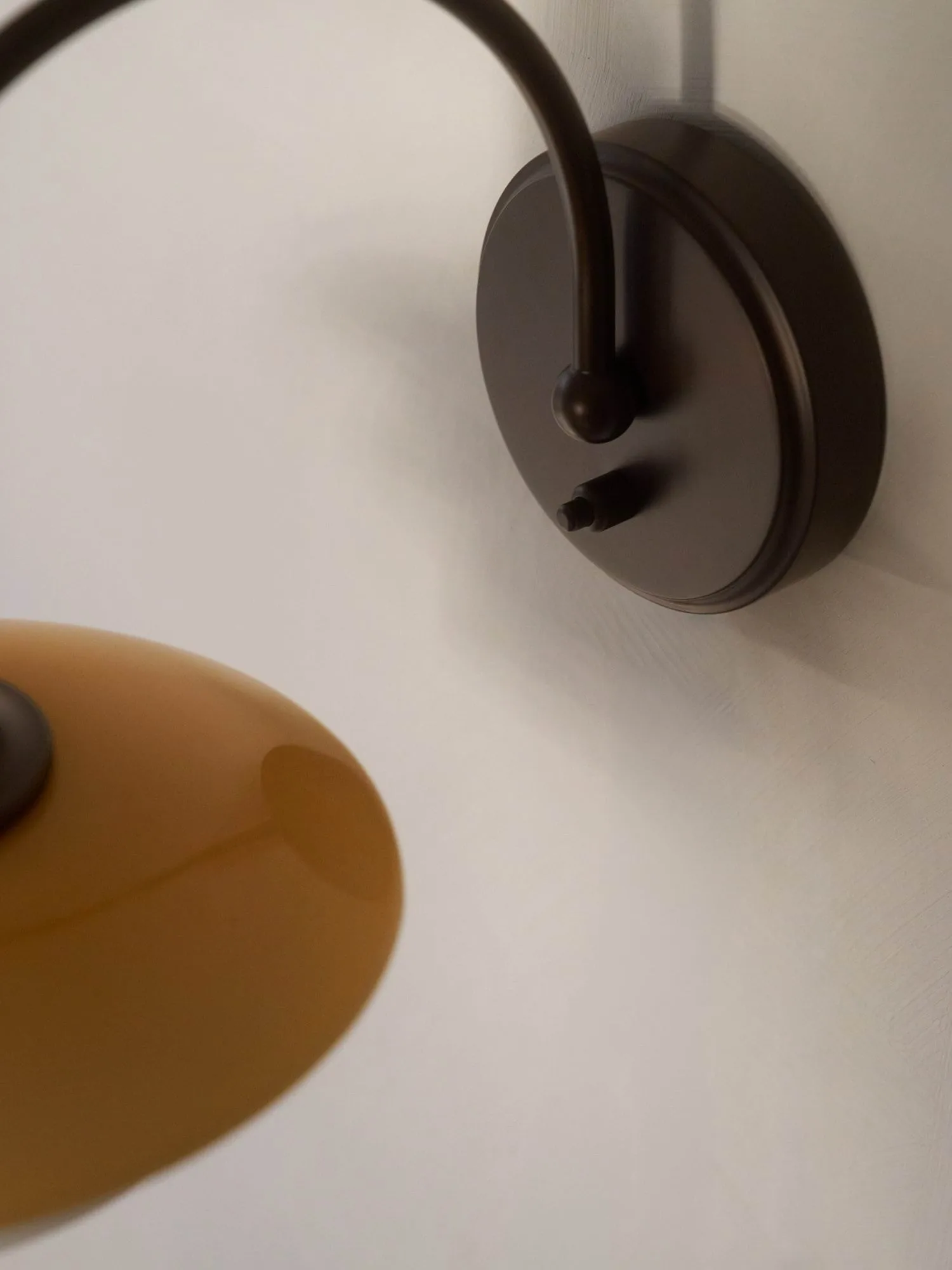 PH 2/2 Centenary Edition vägglampa, Amber-opal white, stickkontakt Louis Poulsen