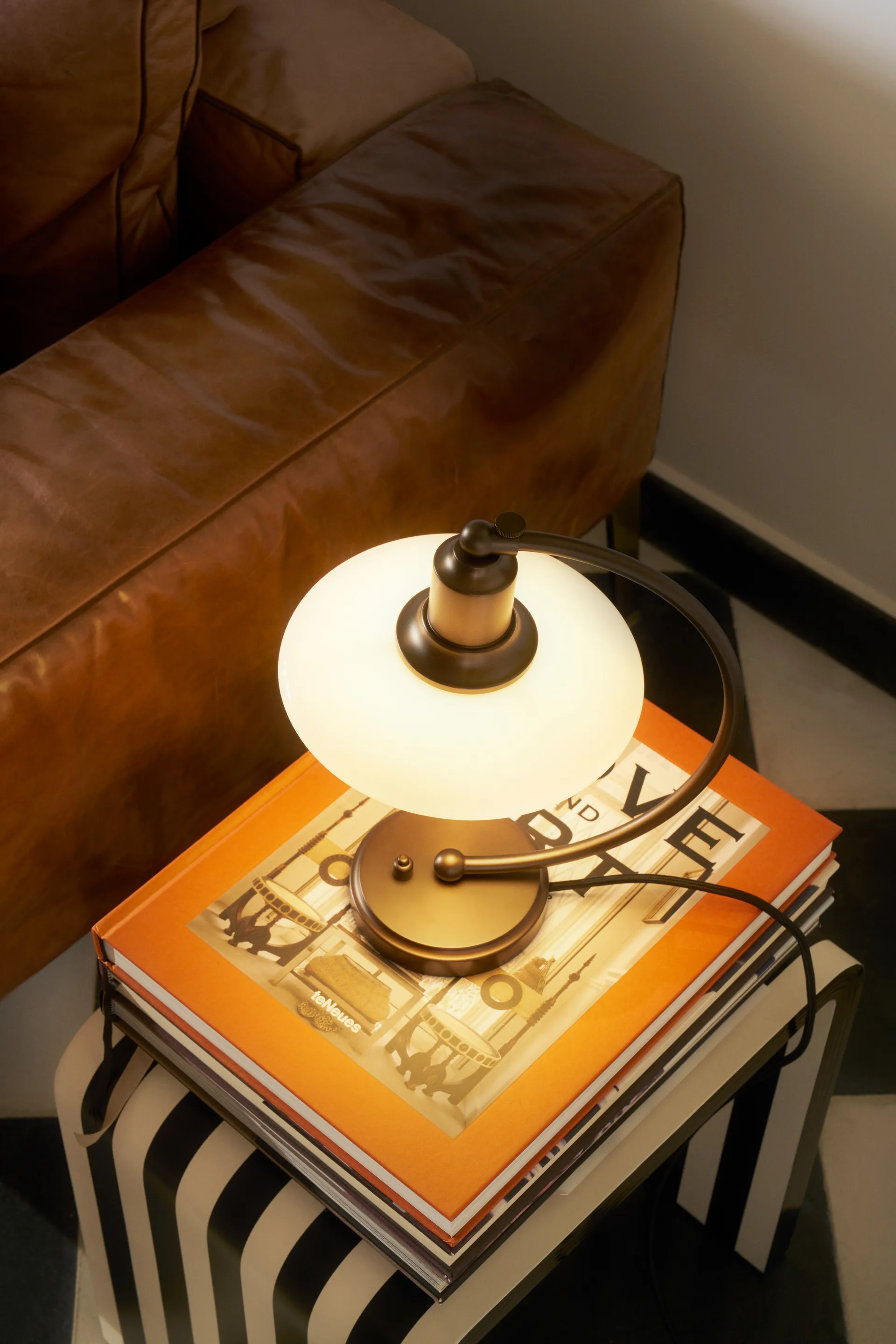 PH 2/2 Luna bordslampa, Aged brass-opalglas Louis Poulsen