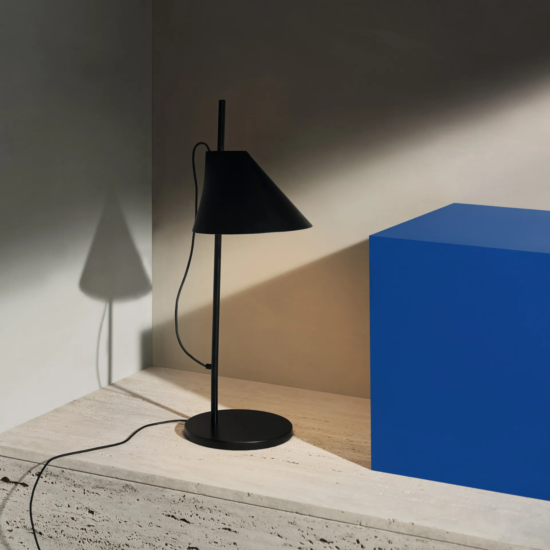 Yuh bordslampa, Svart Louis Poulsen