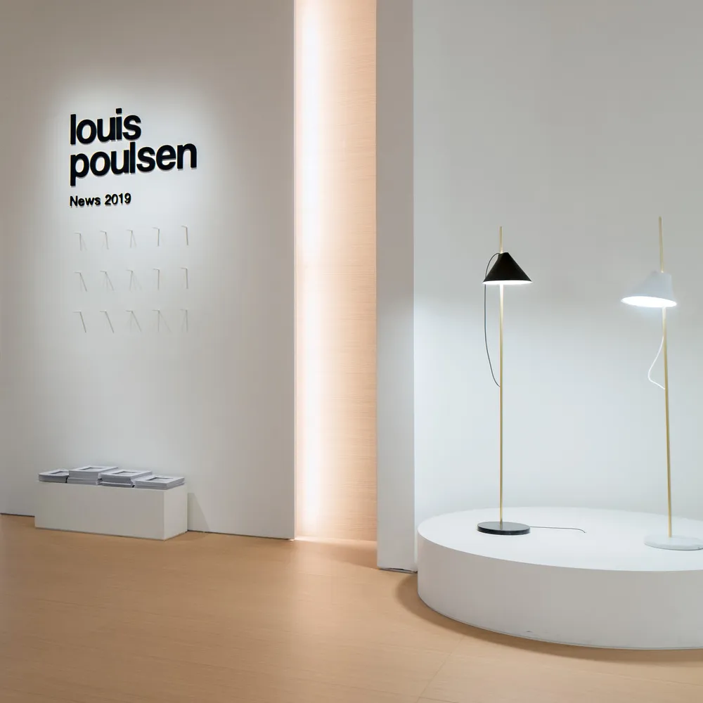 Yuh golvlampa, Vit-mässing Louis Poulsen