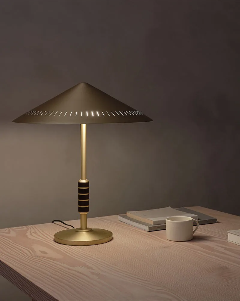 Governor 250 bordslampa, Brass-walnut LYFA