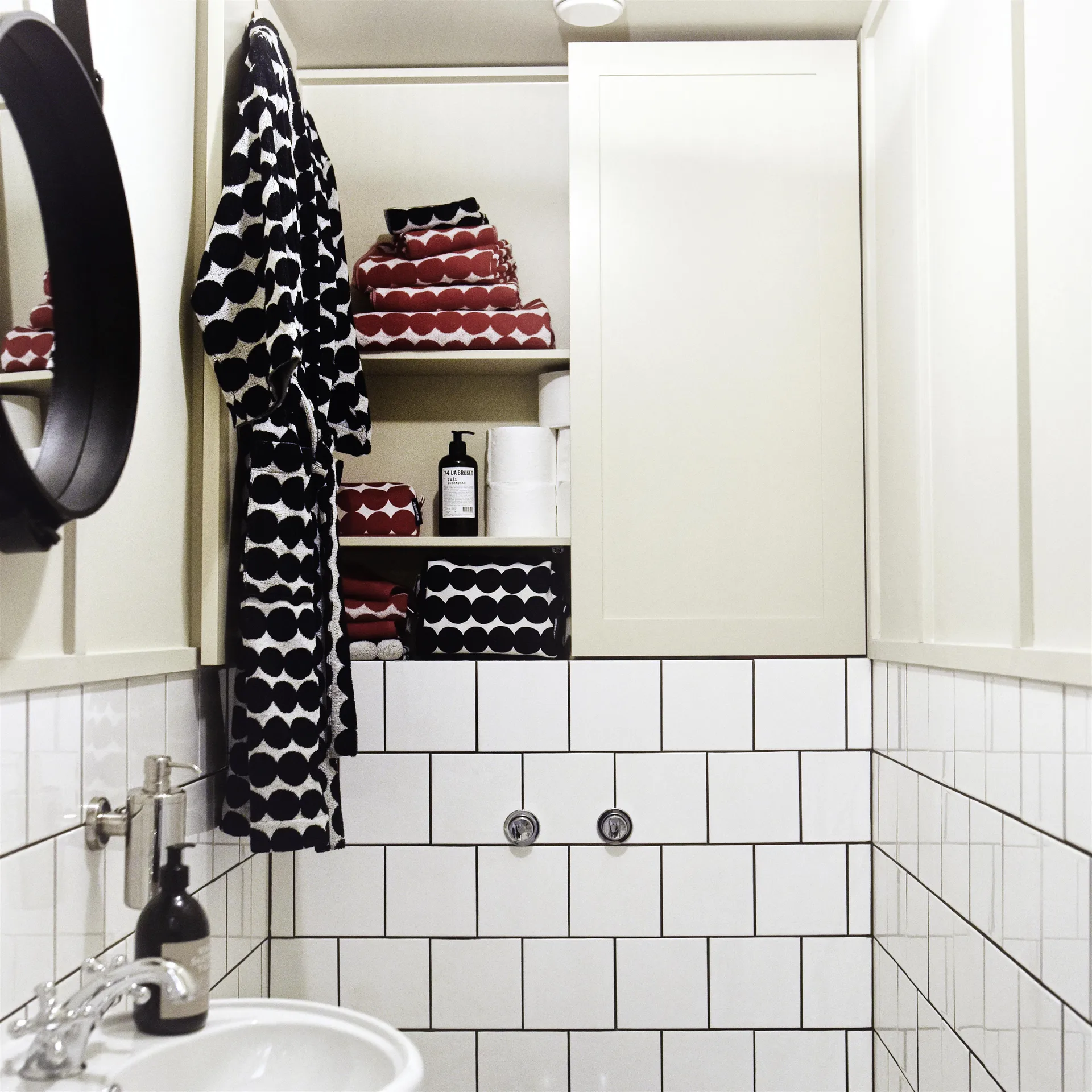 Räsymatto handduk svart, Badhandduk 70x150 cm Marimekko