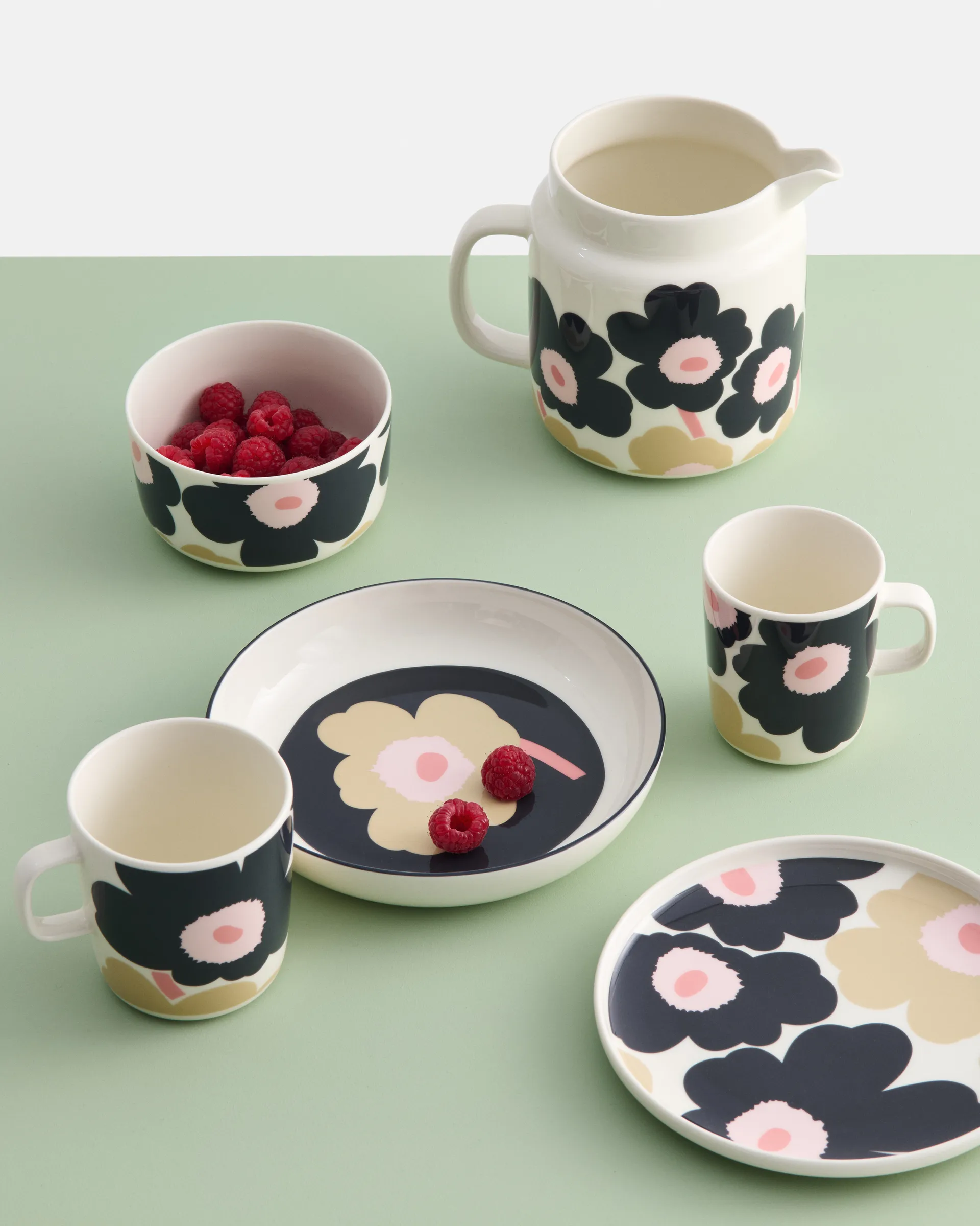 Unikko jug 1,25 L, Off white-charcoal-sand-pink Marimekko