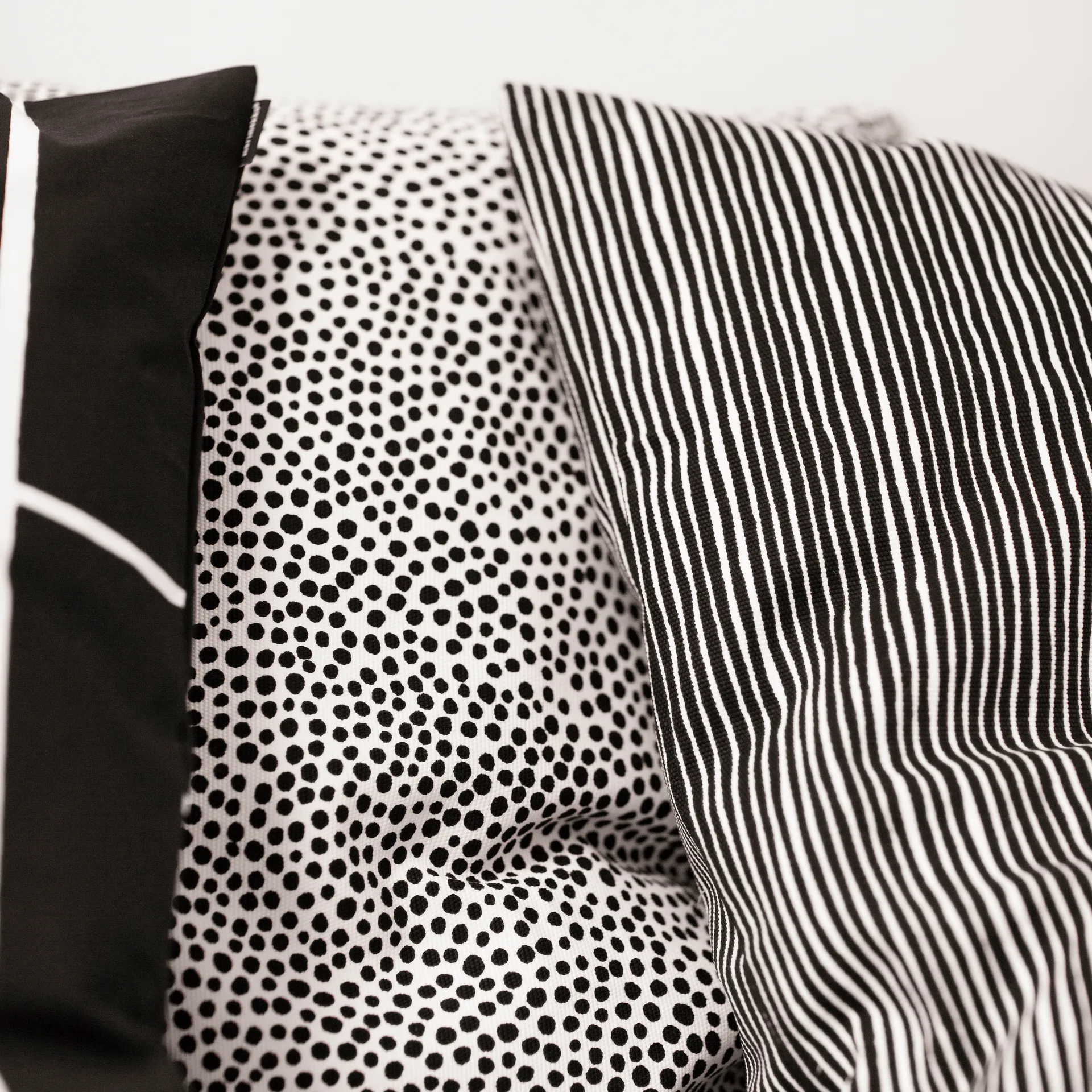 Varvunraita kuddfodral, svart-vit Marimekko