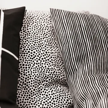 Varvunraita kuddfodral - svart-vit - Marimekko