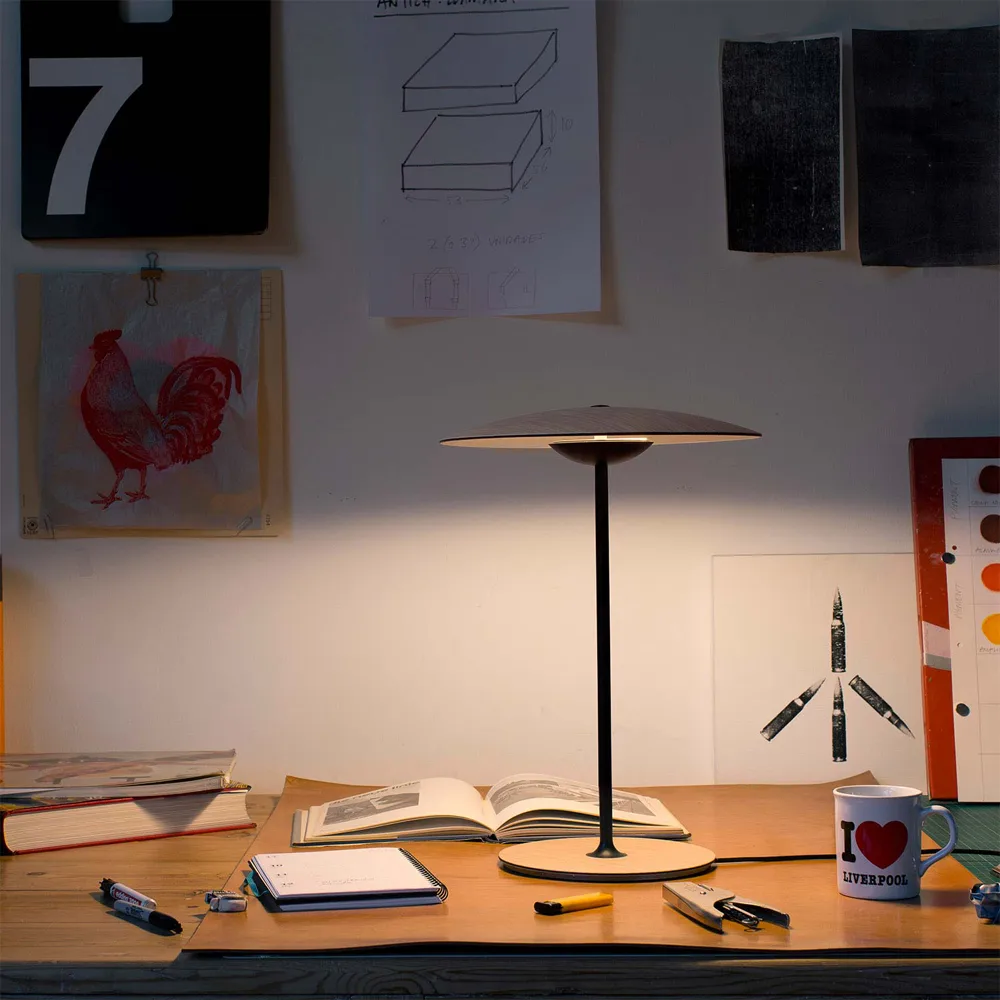 Ginger S bordslampa, ek, svart stålstativ Marset