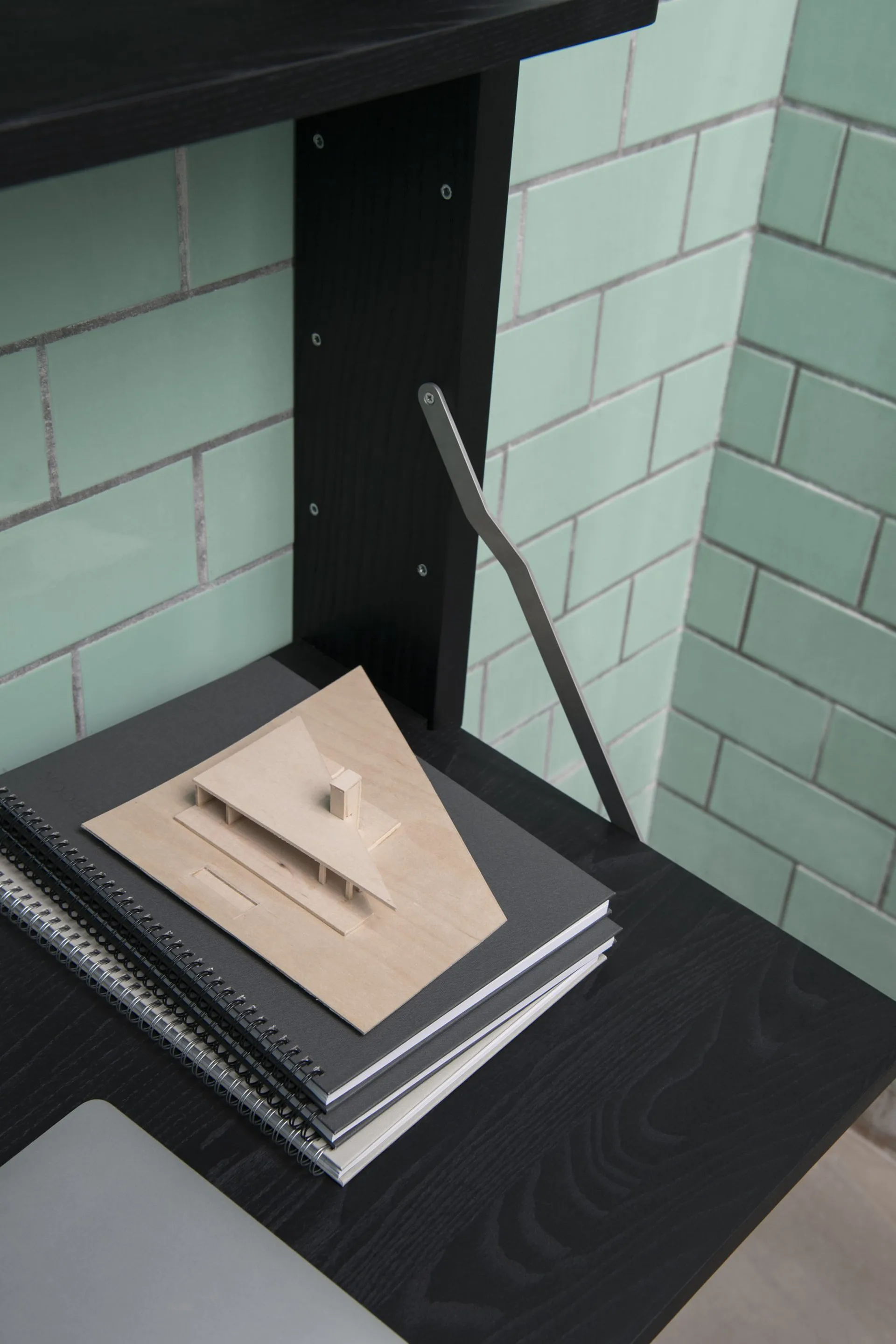 Gridlock Desk skrivbordshyllplan, Black stained Ash Massproductions