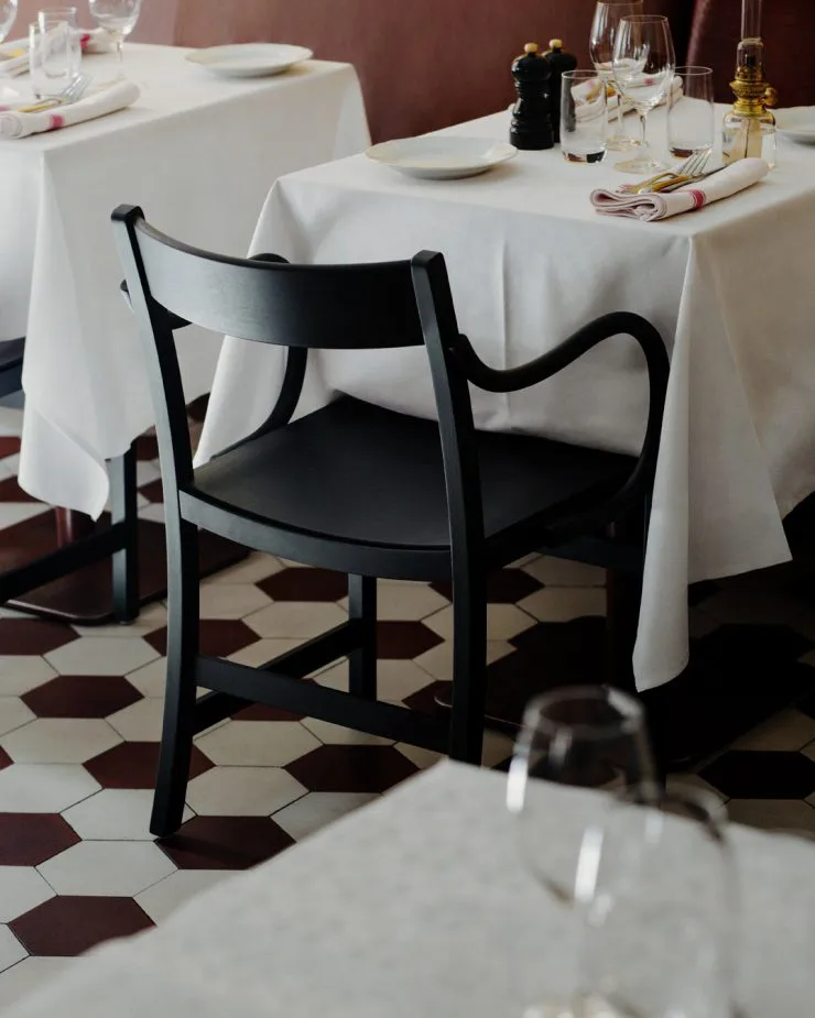 Waiter XL karmstol, Svartbetsad bok Massproductions