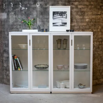 Aoko vitrinskåp 120 cm - Vitlack - Mavis