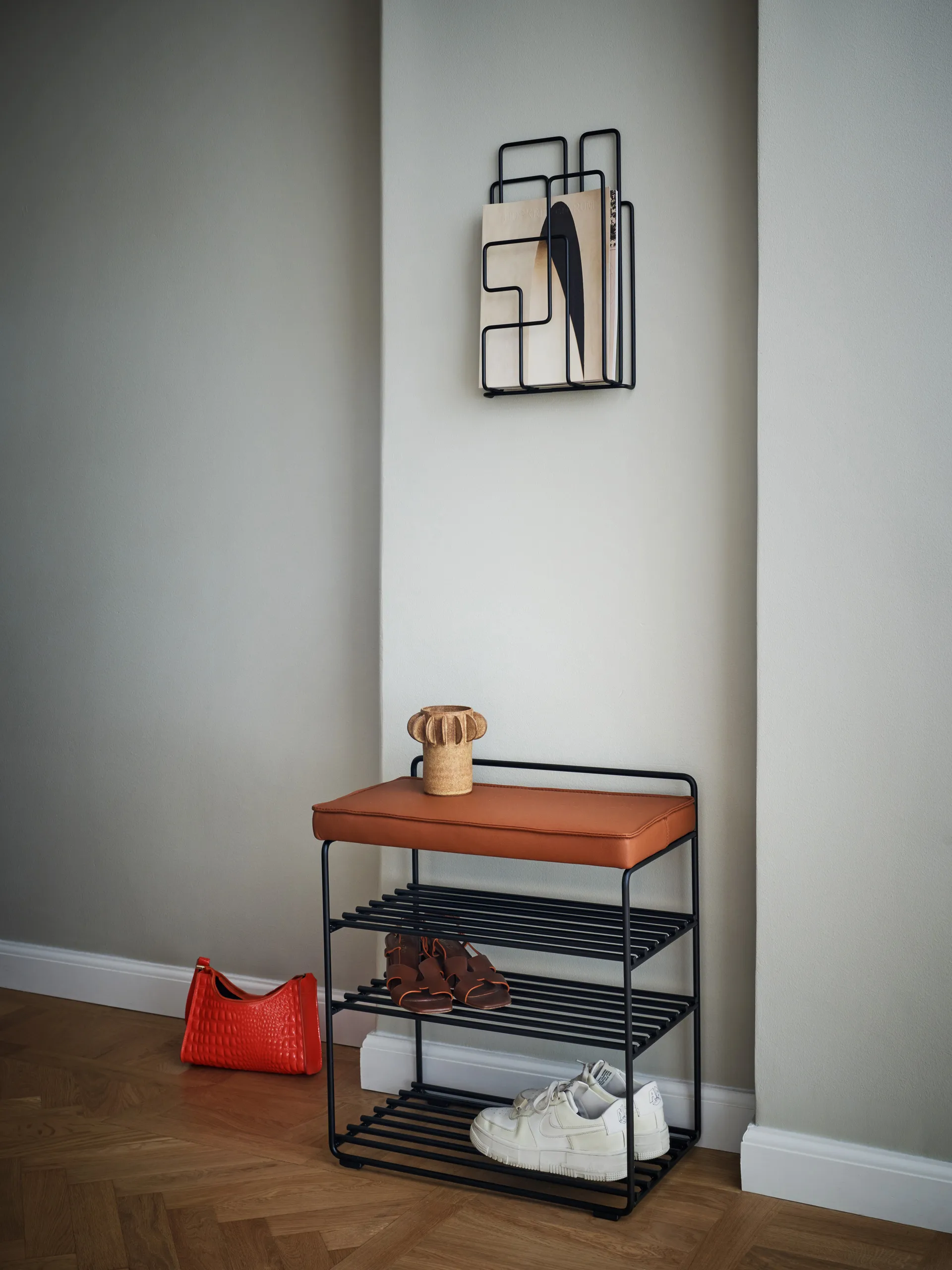 Lower East Seat hylla-pall 50x28x58 cm, Black-cognac leather Maze