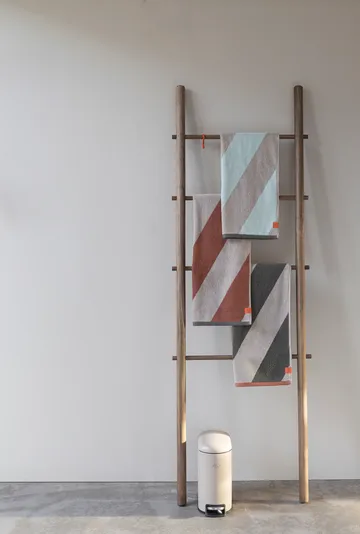 Diagonal handduk - Dark olive, 70x133 cm - Mette Ditmer